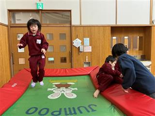 ホールに大きな遊具を出して、ジャンプ、ジャンプ。たくさん体を動かして遊びました。