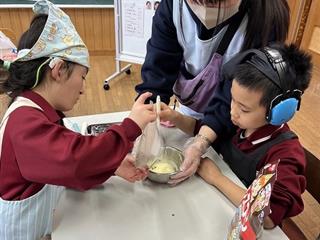 バレンタインデーのチョコづくり。練習を重ね、友達と協力して上手にできました。