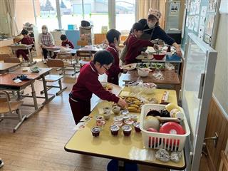 ２年生は進級をお祝いするランチバイキング。<br>
自分たちで調理をし、食べたいものを選んで食べることができました。