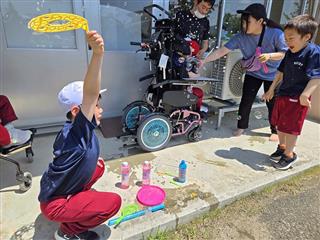 天気の良い日には外に出て、シャボン玉や砂遊びなどをして楽しみました。