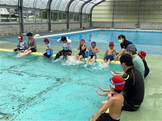 暑い日はやっぱりプール☆
<br>
みんなで足をバタバタさせて、水しぶきを楽しみました。