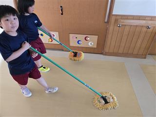お掃除の仕方も学習中。
<br>
いつも使っている学校だからきれいにしようね。
