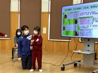 児童総会<br>
１年間のまとめとして、学級や委員会の活動について報告しました。