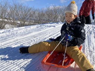雪遊び<br>
雪が積もった日には、築山でそり遊びをしました。