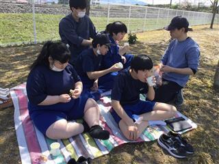 校庭の桜を見ながら、最中や羊羹などの和菓子を楽しみました。