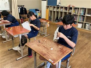 数学では、お金の計算をしたり、はさみを使って複雑な形を切る学習をしました。