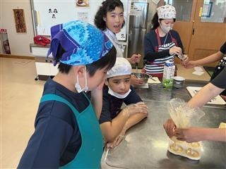 生活単元学習では、プリンやドーナツを作って食べました。