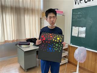美術の学習では、色相環について学び、それぞれが好きなデザインで作品を作りました。