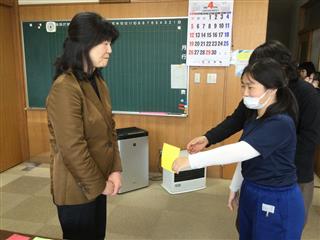 自分で作った名刺を校長先生に渡しました。