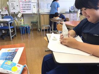 生活単元学習では修学旅行の思い出に残った物を紙粘土で作りました。