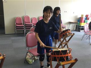 音楽では太鼓をリズムに合わせて叩きました。