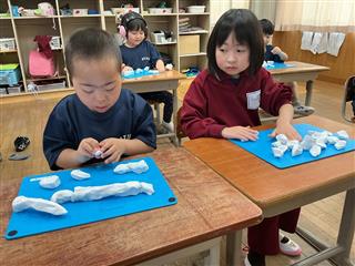 粘土をちぎって、丸めて、なにをつくろうかな～。（１年生）
