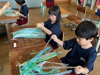 スズランテープをたくさん裂いて、七夕飾りを作りました☆（１年生）