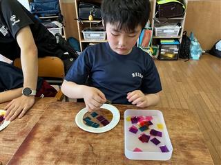 真剣な表情で梅雨の制作に取り組みました。（２年生）