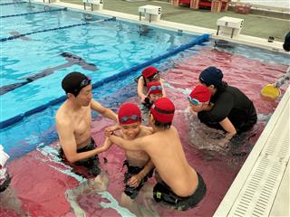 今年から外部施設を使ってのプール学習。早速小学部４・５年生で安全に楽しんできました。（小４）