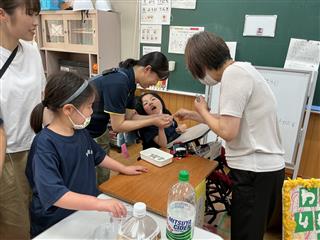 みんなで計画、準備をした「わくわくショップ」お客さんでいらした副校長先生に「いらっしゃいませ！」（小４）