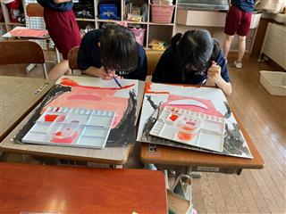 みんなで自画像を描きました。真剣な筆さばきにダイナミックな自画像が完成しました。（小５）