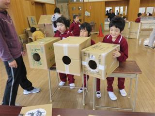 １１月の遊びの授業は段ボール遊び。空気砲やキャタピラで遊んだり、段ボールでお家を作ったりしました。