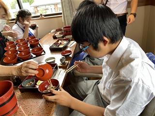 初駒では、わんこそばに挑戦。「はいじゃんじゃん、はいどんどん」最高は100杯でした。