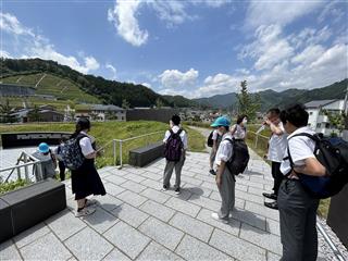 奥に見える塀の高さまで津波が来たそうです。