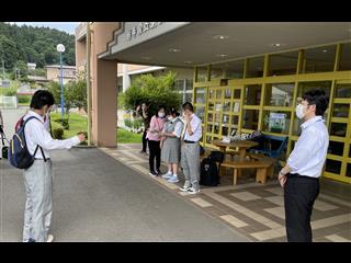 2日間の体験を校長先生に報告しました。感想の中で「仲間を思いやり、助け合うなど、チームワークの大切さを学びました」と報告がありました。