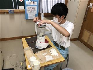 校内実習：リサイクル班
<br>
ペットボトルや空き缶をつぶし納品を行ったり、牛乳パックを再利用した商品を作りました。