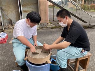 校内実習：陶芸班
<br>
粘土を使ってお皿やミニ植木鉢などをたくさん作りました。失敗もありましたが数を重ねるごとに綺麗にできました。