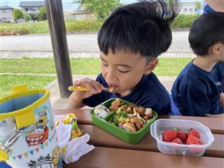 「お母さんのお弁当、おいしいなあ。みんなで食べるからもっとおいしいなあ。」