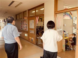 小学部の授業参観。子どもたちも少し気になるようです。