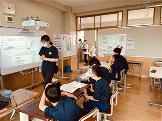 中学部の授業風景。電子黒板を使用し、宿泊の事前学習をしています。