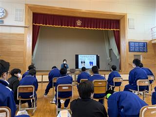 中学部の新入生オリエンテーション。みんなしっかりお話を聞いています。