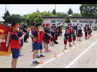 閉会式。優勝旗は紅組の手に渡りました。紅組も白組も最後まで全力で頑張りました！