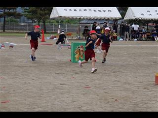 小学部低学団。みんなで障害物を越え、スターを獲得しました。