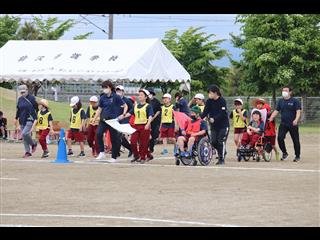 小学部高学団によるリレー競技開幕の様子です。