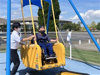 天気が良く、近くの公園では、車いすで乗ることができるブランコもあり、みんなで楽しみました。