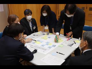 「生きがいのある豊かな生活（進路）」グループ：付箋に書かれた意見をもとに話し合いを深めます。