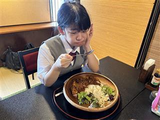 「か、辛いっ！　でも、完食するぞ～～！」