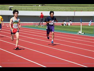 100ｍ男子の様子。前沢明峰の高等部1年生韋駄天二人がゴールまで走ります。