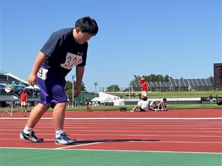 ４００ｍ男子には２名の生徒が出場。トラックを１周走り抜けました。