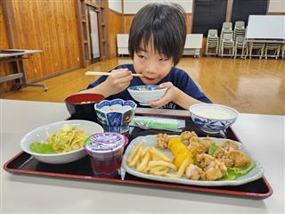 ふるさと体験館の夕食はボリュームいっぱいでうれしいな！