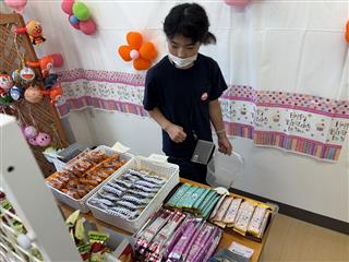 駄菓子もたくさん売ってる。
<br>
どれにしようか迷っちゃうな。