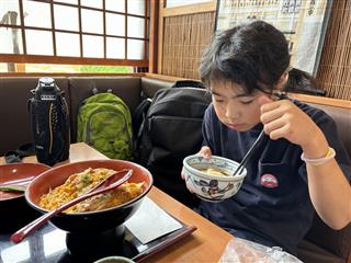 かつ丼と冷やしうどんのセット。
<br>
大満足でした。