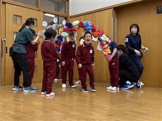 在校生手作りのアーチからの入場です。
<br>
ようこそ、小学部へ。