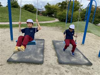 公園ではブランコや滑り台、ターザンロープや砂場。たくさんの遊具で遊びました。