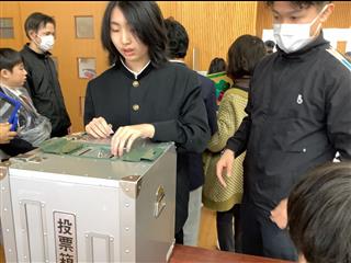 実際の選挙で使用している投票箱や記載台を使って投票をしました。