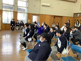 当選者の発表の様子です。静かに見守る様子が見られました。