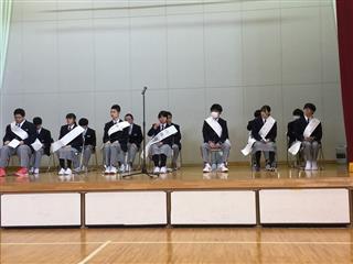 投票用紙を渡します。会場全体を見渡してチェックしています。