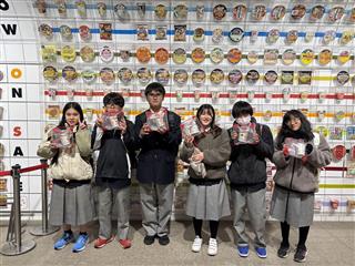 カップヌードルミュージアム　インスタントラーメンの創始者でもある安藤百福さんの歴史を見て、オリジナルカップヌードルを作りました。賞味期限は1ヶ月です。