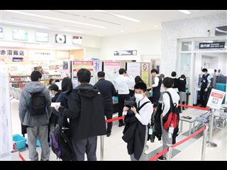 花巻空港　事前学習で、手荷物預かりと保安検査の練習を行いました。コートとジャケットもトレーに入れます。搭乗券も無くさないように持ちましょう。