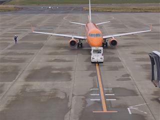 FDA　３５２便　今日の機体はオレンジ色でした。機体記号：JA05FJ。　全16色あるとのことです。